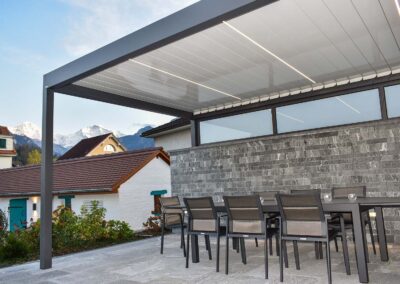 Sitzplatzüberdachung – Terrassenüberdachung – Glasdach – Lamellenpergola – Lamellendach – Wetterschutz für Möbel – Stobag – SunParadise – Nyon – Terrado – Hawaii40 – CUBO - Schutz vor Wind, Regen und Schnee – geschützte Terrasse -