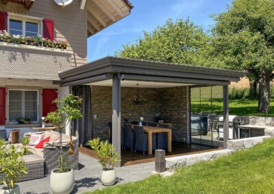 Terrassenlounge Berna - Sitzplatzüberdachung – Terrassenüberdachung – Glasdach – Lamellenpergola – Lamellendach – Wetterschutz für Möbel – Stobag – SunParadise – Nyon – Terrado – Hawaii40 – CUBO - Schutz vor Wind, Regen und Schnee – geschützte Terrasse -