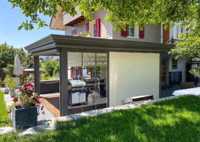 Terrassenlounge Berna - Sitzplatzüberdachung – Terrassenüberdachung – Glasdach – Lamellenpergola – Lamellendach – Wetterschutz für Möbel – Stobag – SunParadise – Nyon – Terrado – Hawaii40 – CUBO - Schutz vor Wind, Regen und Schnee – geschützte Terrasse -