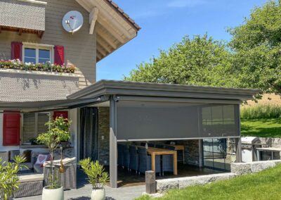 Terrassenlounge Berna - Sitzplatzüberdachung – Terrassenüberdachung – Glasdach – Lamellenpergola – Lamellendach – Wetterschutz für Möbel – Stobag – SunParadise – Nyon – Terrado – Hawaii40 – CUBO - Schutz vor Wind, Regen und Schnee – geschützte Terrasse -