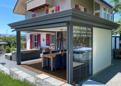 Terrassenlounge Berna - Sitzplatzüberdachung – Terrassenüberdachung – Glasdach – Lamellenpergola – Lamellendach – Wetterschutz für Möbel – Stobag – SunParadise – Nyon – Terrado – Hawaii40 – CUBO - Schutz vor Wind, Regen und Schnee – geschützte Terrasse -
