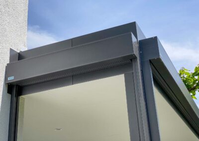 Terrassenlounge BERNA Sitzplatzüberdachung – Terrassenüberdachung – Glasdach – Lamellenpergola – Lamellendach – Wetterschutz für Möbel – Stobag – SunParadise – Nyon – Terrado – Hawaii40 – CUBO - Schutz vor Wind, Regen und Schnee – geschützte Terrasse -