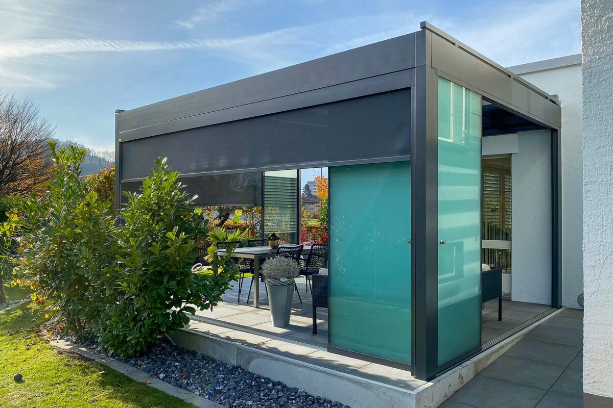 CUBO Terrassendach von SunParadise ausgestattet mit Vollglaschschiebewänden, Senkrechtmarkisen, LED-Spots und Dachbeschattung